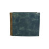 Δερμάτινο αντρίκιο πορτοφόλι σε μπλε χρώμα και καφέ λεπτομέρεια στο πλευρό.
